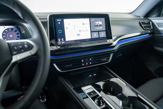 Photo of 2025 Opal White Pearl Effect Volkswagen Atlas Cross Sport
