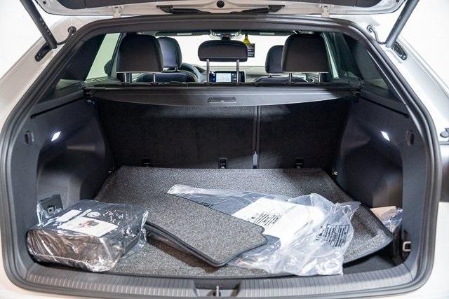 Photo of 2025 Opal White Pearl Effect Volkswagen Atlas Cross Sport