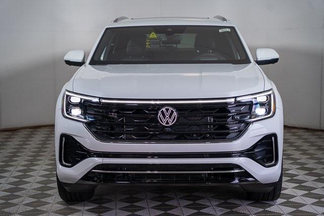 Photo of 2025 Opal White Pearl Effect Volkswagen Atlas Cross Sport