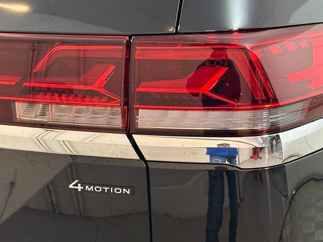 Photo of 2025 Deep Black Pearl Effect Volkswagen Atlas