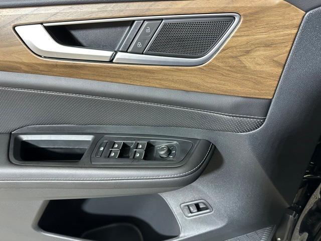 Photo of 2025 Deep Black Pearl Effect Volkswagen Atlas