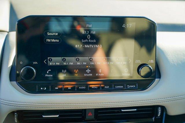 Photo of 2022 White Nissan Rogue