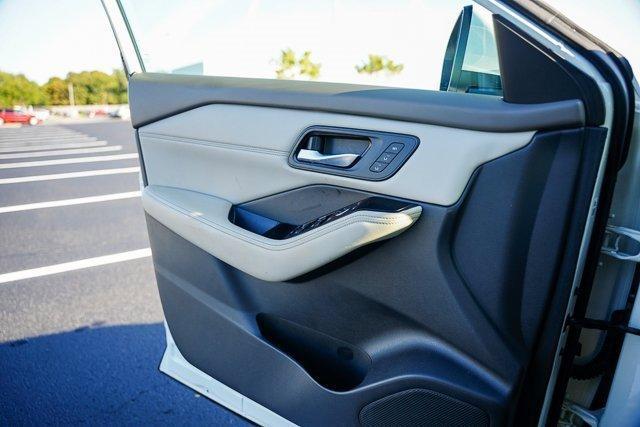 Photo of 2022 White Nissan Rogue