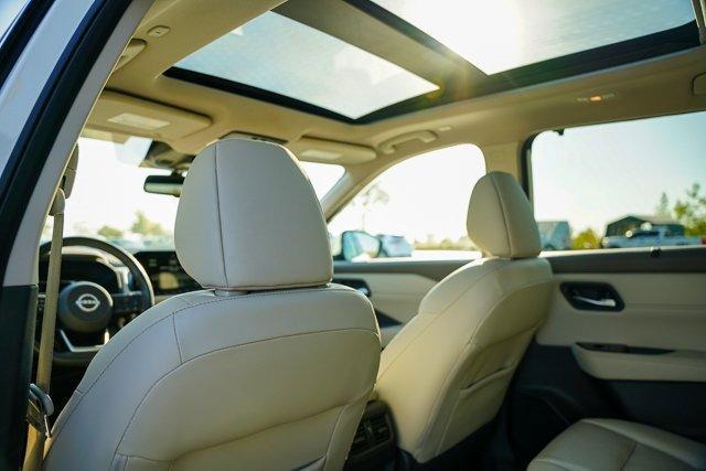 Photo of 2022 White Nissan Rogue