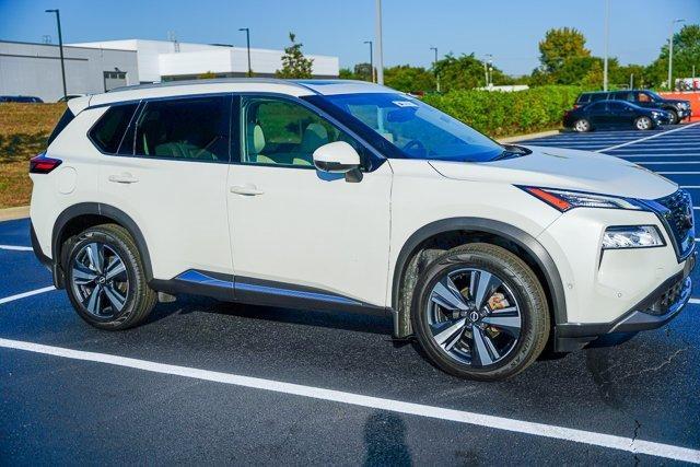 Photo of 2022 White Nissan Rogue