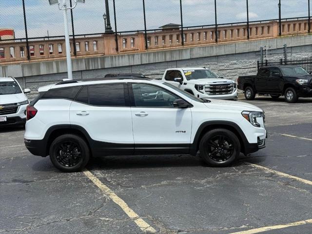 Photo of 2023 Summit White GMC Terrain
