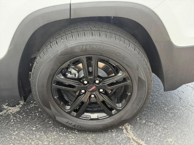 Photo of 2023 Summit White GMC Terrain