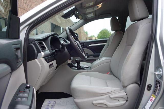 Photo of 2017 Silver Toyota Highlander