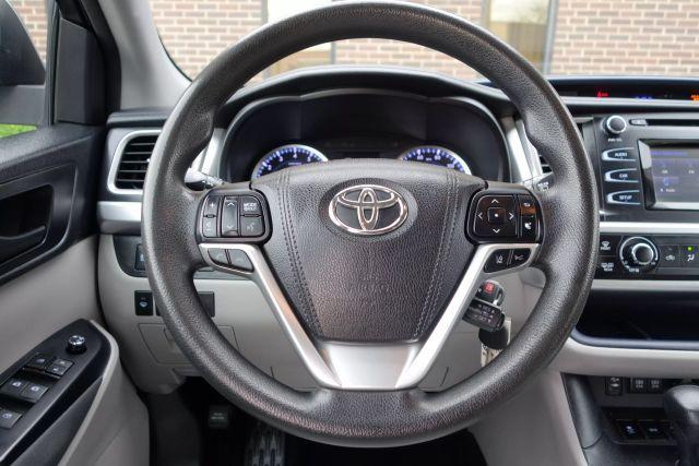 Photo of 2017 Silver Toyota Highlander