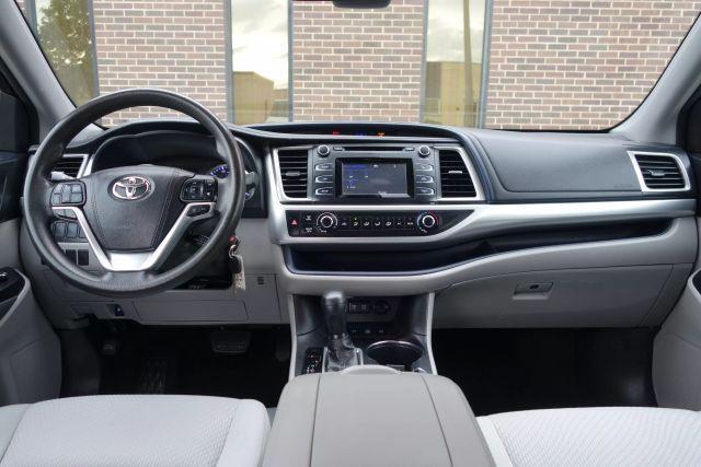 Photo of 2017 Silver Toyota Highlander
