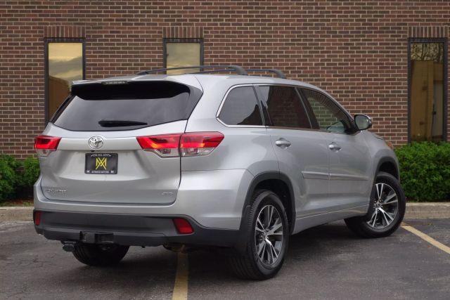 Photo of 2017 Silver Toyota Highlander