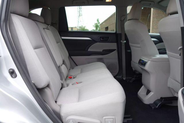 Photo of 2017 Silver Toyota Highlander