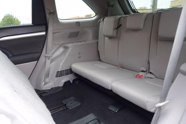 Photo of 2017 Silver Toyota Highlander