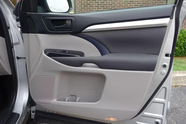 Photo of 2017 Silver Toyota Highlander