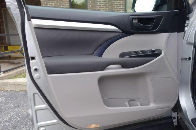 Photo of 2017 Silver Toyota Highlander