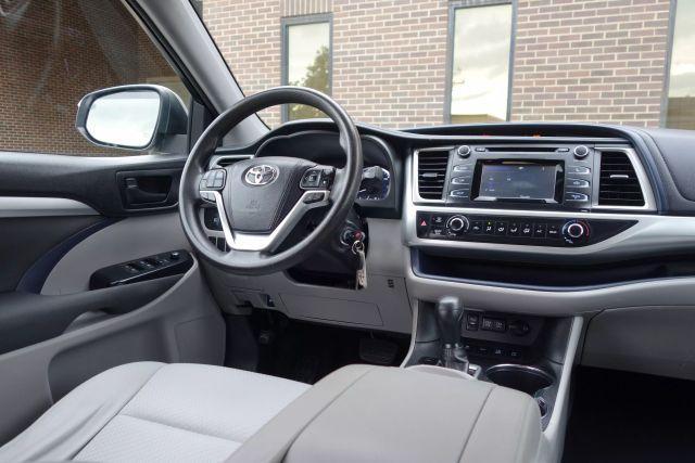Photo of 2017 Silver Toyota Highlander
