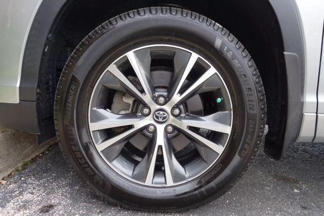 Photo of 2017 Silver Toyota Highlander