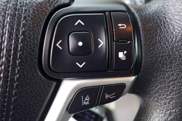 Photo of 2017 Silver Toyota Highlander