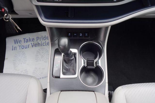 Photo of 2017 Silver Toyota Highlander