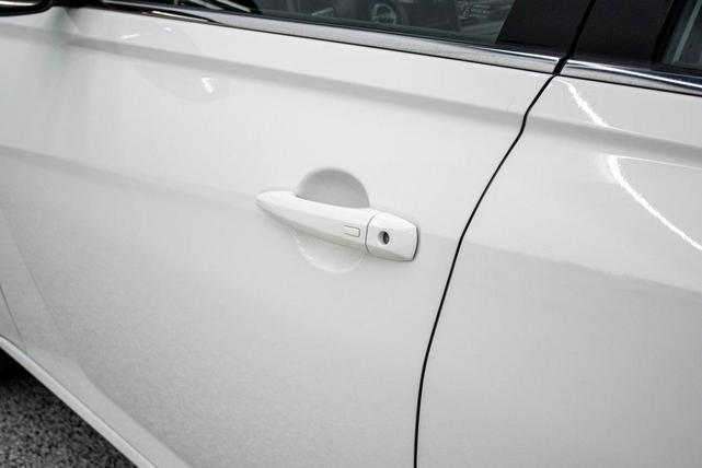 Photo of 2023 Glacier White Nissan Altima