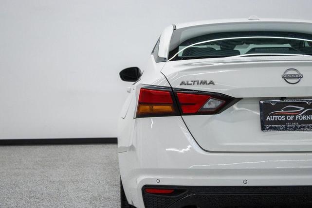 Photo of 2023 Glacier White Nissan Altima