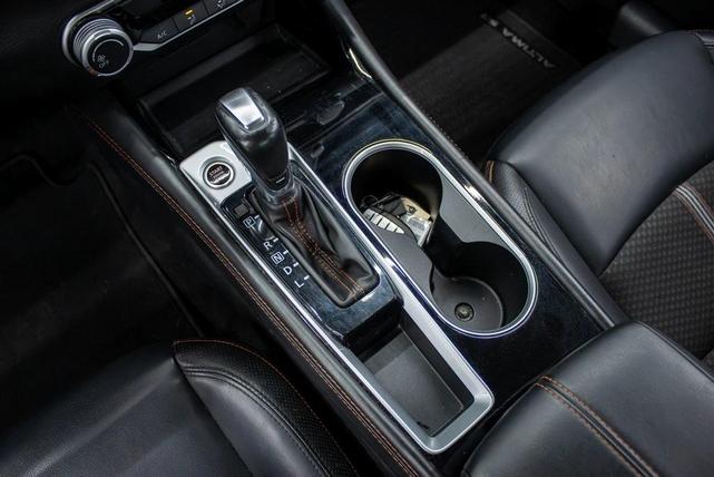 Photo of 2023 Glacier White Nissan Altima