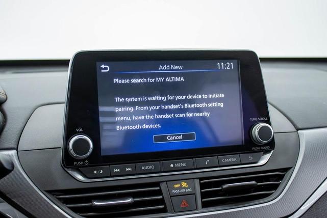 Photo of 2023 Glacier White Nissan Altima