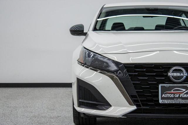 Photo of 2023 Glacier White Nissan Altima