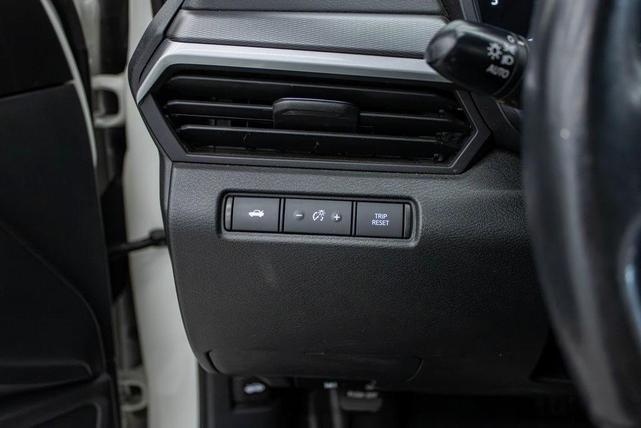 Photo of 2023 Glacier White Nissan Altima