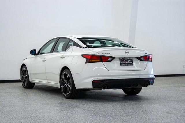 Photo of 2023 Glacier White Nissan Altima