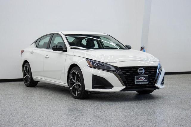 Photo of 2023 Glacier White Nissan Altima