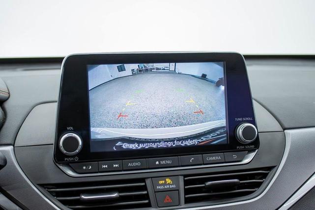 Photo of 2023 Glacier White Nissan Altima