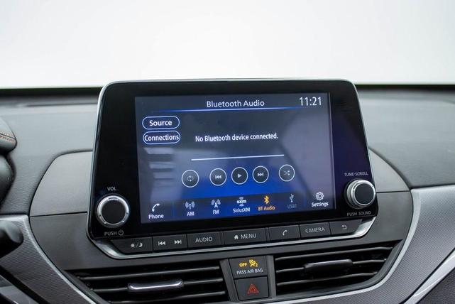 Photo of 2023 Glacier White Nissan Altima