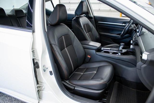 Photo of 2023 Glacier White Nissan Altima