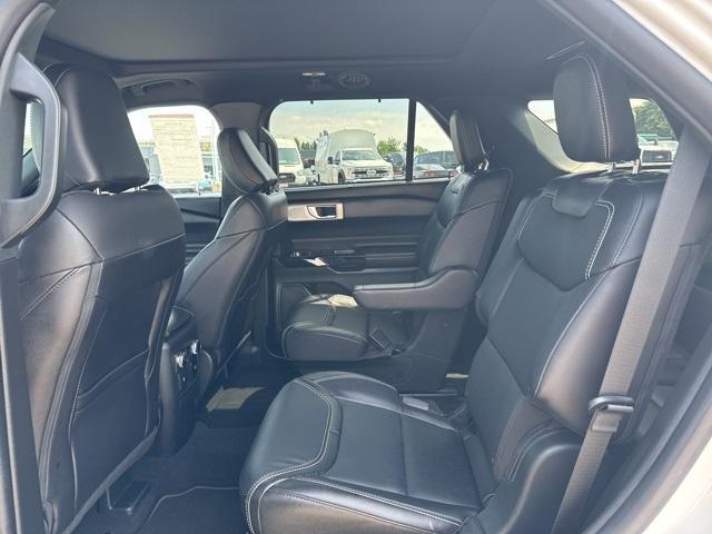 Photo of 2023 Star White Ford Explorer