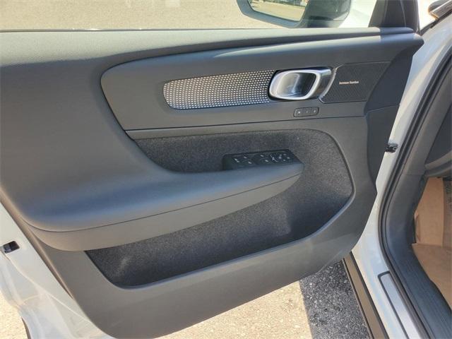 Photo of 2026 Crystal White Volvo XC40