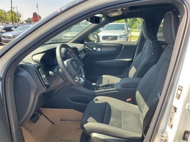 Photo of 2026 Crystal White Volvo XC40