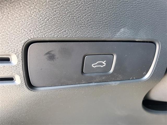 Photo of 2026 Crystal White Volvo XC40