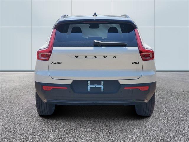 Photo of 2026 Crystal White Volvo XC40