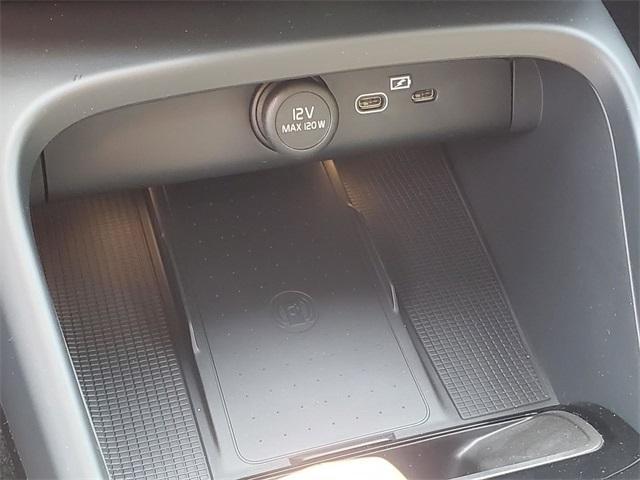 Photo of 2026 Crystal White Volvo XC40