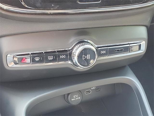 Photo of 2026 Crystal White Volvo XC40