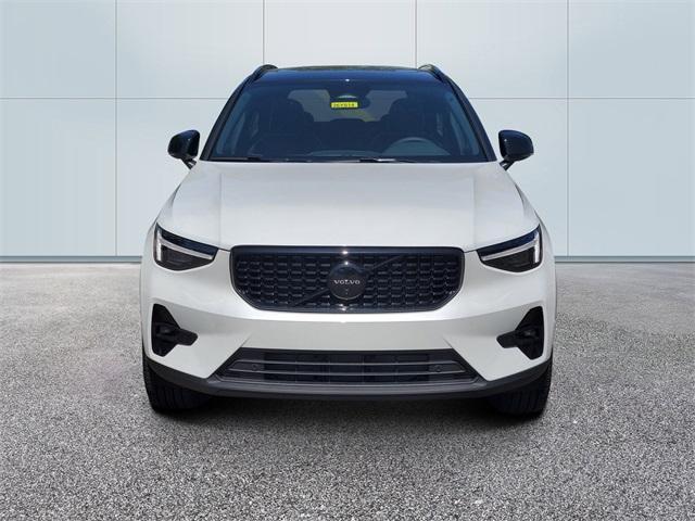 Photo of 2026 Crystal White Volvo XC40