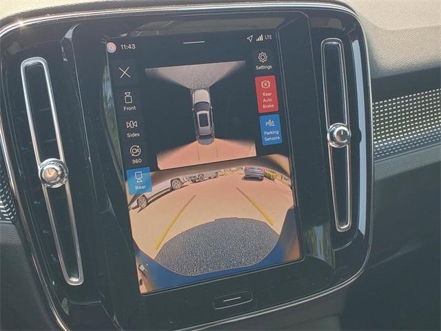 Photo of 2026 Crystal White Volvo XC40