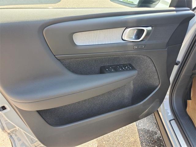 Photo of 2026 Metallic Volvo XC40