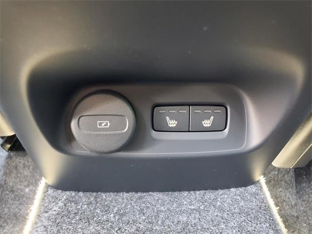 Photo of 2026 Metallic Volvo XC40