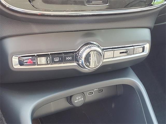 Photo of 2026 Metallic Volvo XC40