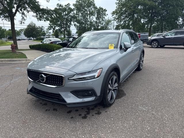 Photo of 2025 Metallic Volvo V60 Cross Country