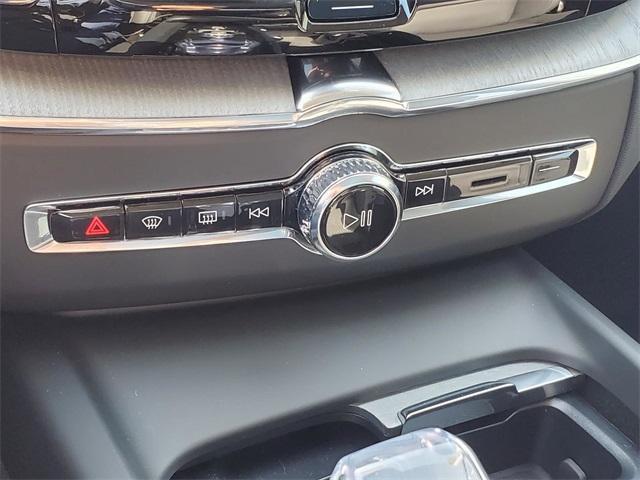 Photo of 2025 Onyx Black Metallic Volvo XC60