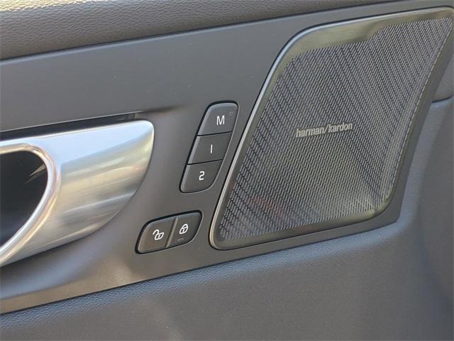 Photo of 2025 Onyx Black Metallic Volvo XC60