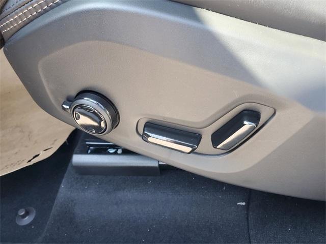 Photo of 2025 Onyx Black Metallic Volvo XC60